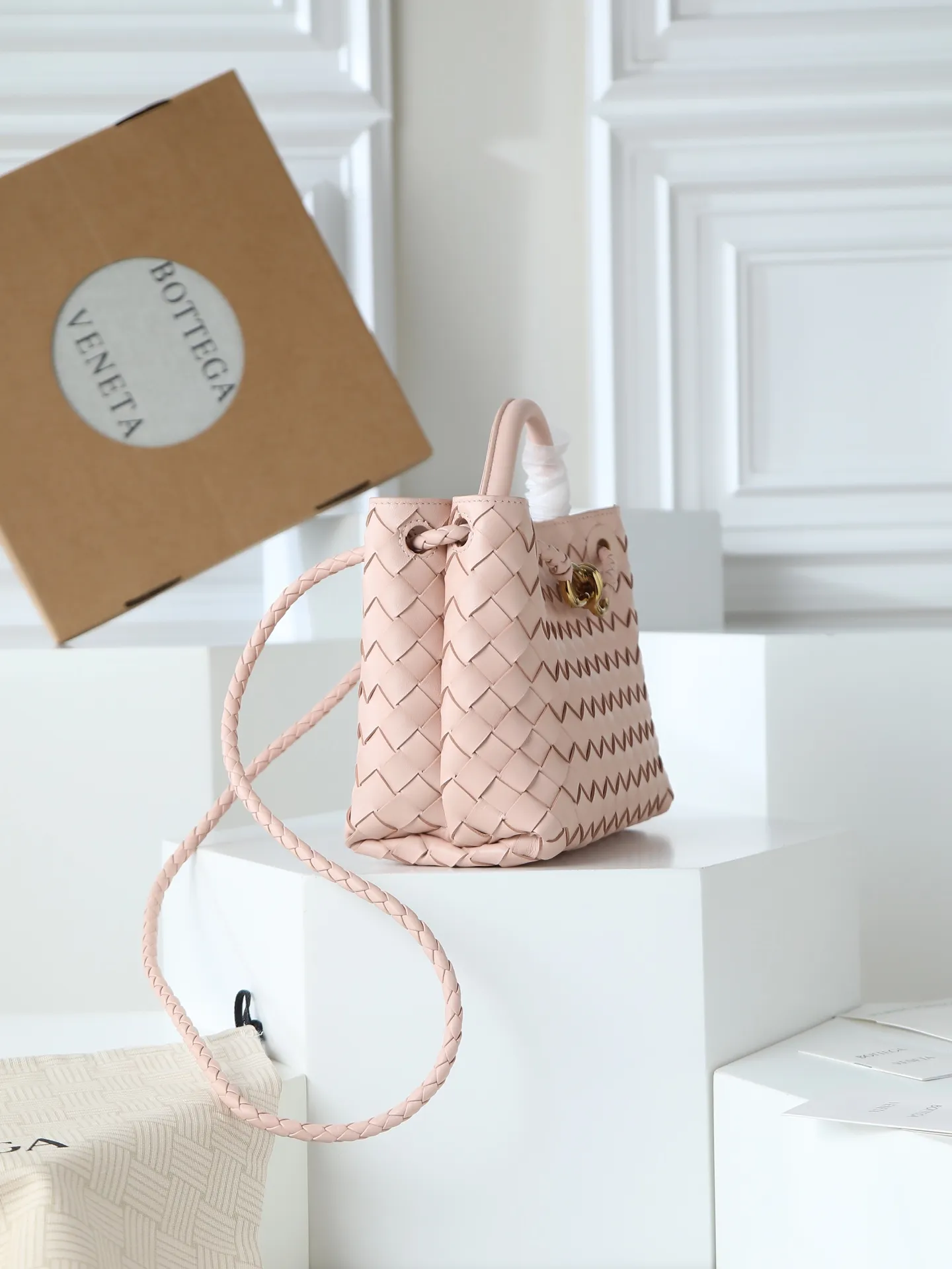 1300. Andiamo is shipping‼ ️Really popular🔥The new Andiamo woven handbag launched by Bottega Veneta this season is really popular all over the world! ! Celebrities at home and abroad have worn it, and Oscar-winning actress Michelle Yeoh has taken it out on the street. Song Jia, Trai Yala, Yu Feihong, Sanji Ayaka, Rosie Hunting-Whiteley, Yoshioka Riho, etc. have all worn this bag. It is classic and versatile and shows off your temperament, and the bag capacity is also large, which is very convenient for daily commuting! ! A variety of carrying methods, the shoulder straps can be adjusted by yourself, the original lambskin feels soft and delicate, and the unisex style breaks the gender boundaries and brings a more practical and long-lasting use experience. Andiamo, which has both elegant and casual styles, perfectly interprets the true appearance of "fashionable old money style". Style number: 766014 Size: 25*22*10.5cm